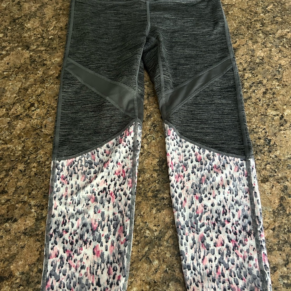 GAIAM Women's Gray and Pink Patterned Cropped Leggings